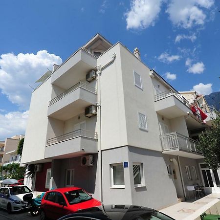 Apartments Knezevic Макарска Экстерьер фото